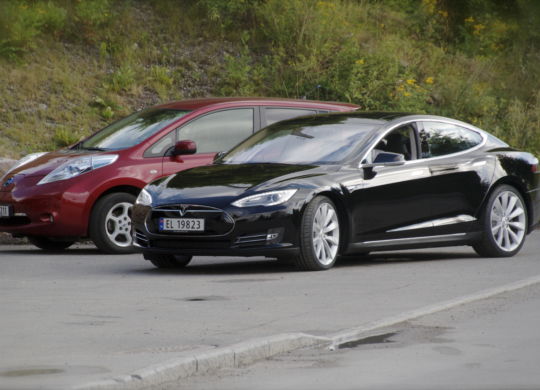 Nissan_Leaf_and_Tesla_Model_S_in_Norway