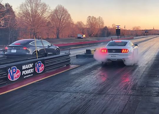 tesla-model-3-vs-mustang-ecoboost-drag-race